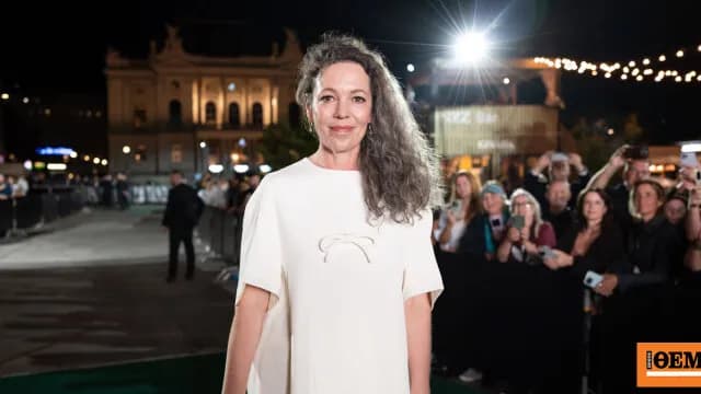 Η Ολίβια Κόλμαν με μακριά γκρίζα μαλλιά μετά από 10 χρόνια