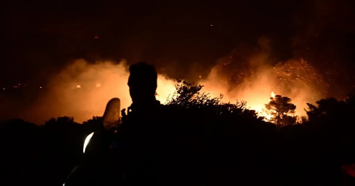 Η φωτιά στον Ασπρόπυργο δίπλα στις γραμμές του Προαστιακού
