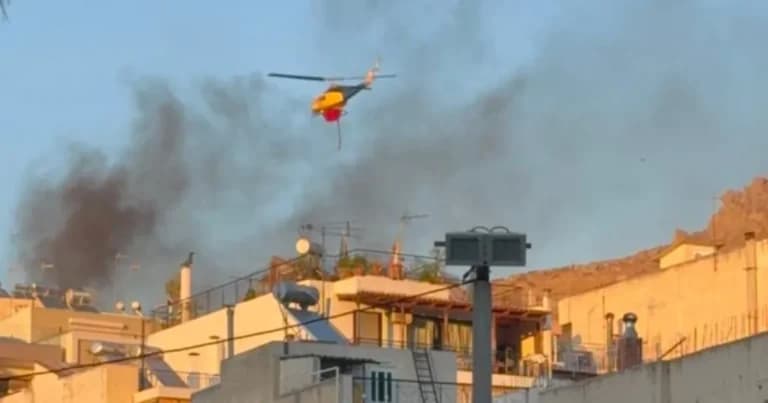 Η φωτιά στο Ψυχικό χωρίς ενεργό μέτωπο μετά τη μάχη