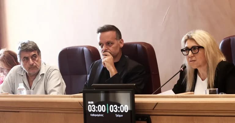 Η Κυψέλη οργισμένη με τις ρωγμές και τις καθυστερήσεις