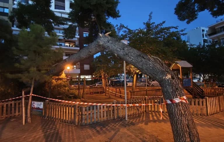 Ομάδα εφήβων απείλησε μητέρα με μικρό παιδί στη Σύρο