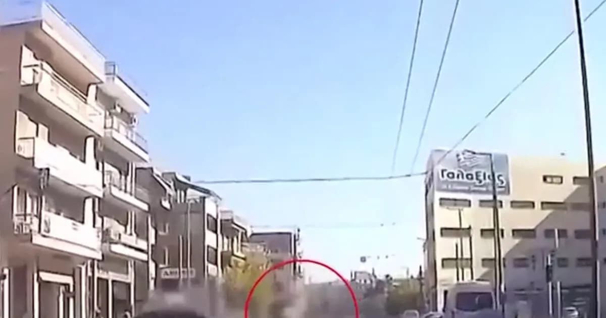 Σοκ στον Κολωνό: Αυτοκίνητο παρέσυρε μοτοσικλετιστή