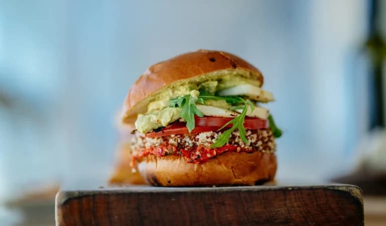 Η συνταγή για απολαυστικό χορτοφαγικό burger σε μισή ώρα