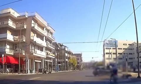 Σοκαριστικό βίντεο: Ο αναβάτης εκτινάχθηκε στον Κολωνό