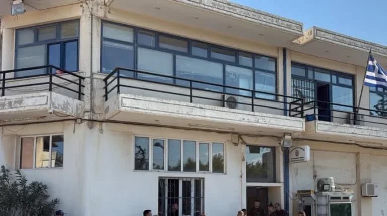 Τρόμος στη Μάνδρα: 31χρονος μπούκαρε σε ΑΤ με μαχαίρι