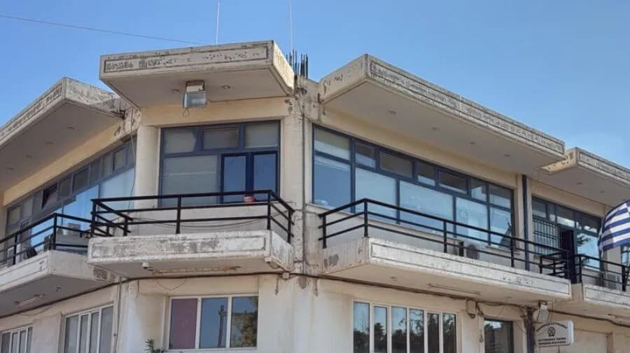 Δράμα στο ΑΤ Μάνδρας: Αστυνομικός πυροβόλησε 31χρονο