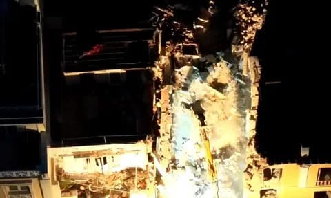 Έκρηξη στην Πλάκα: Δραματική αναζήτηση αγνοουμένων