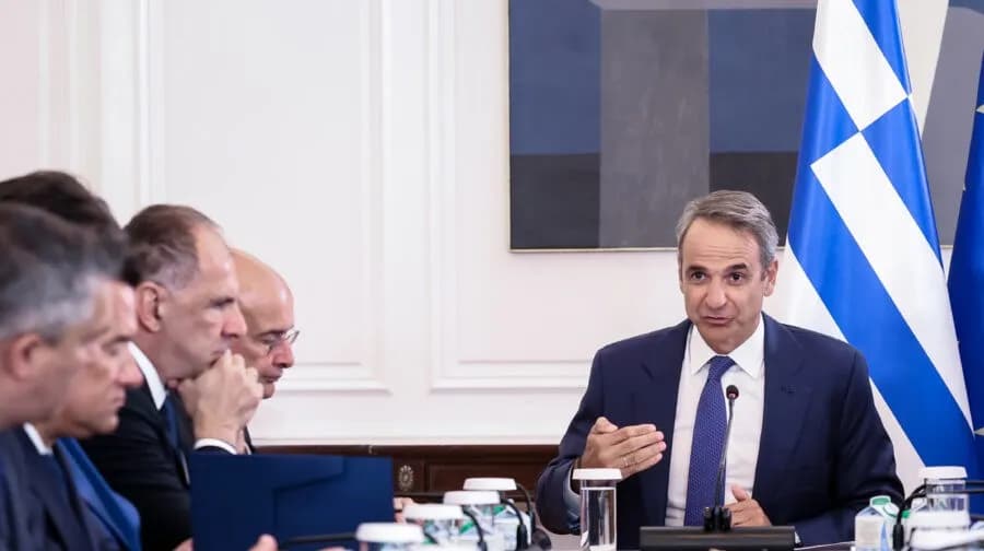 Ο Μητσοτάκης παρατείνει diesel, «τραβά τα αυτιά» σε υπουργούς