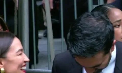 Ο Μαμντάνι γελάει στην τελετή για τα θύματα της 11ης Σεπτεμβρίου