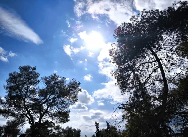 Ο καιρός σήμερα: Πτώση θερμοκρασίας, έρχονται καταιγίδες