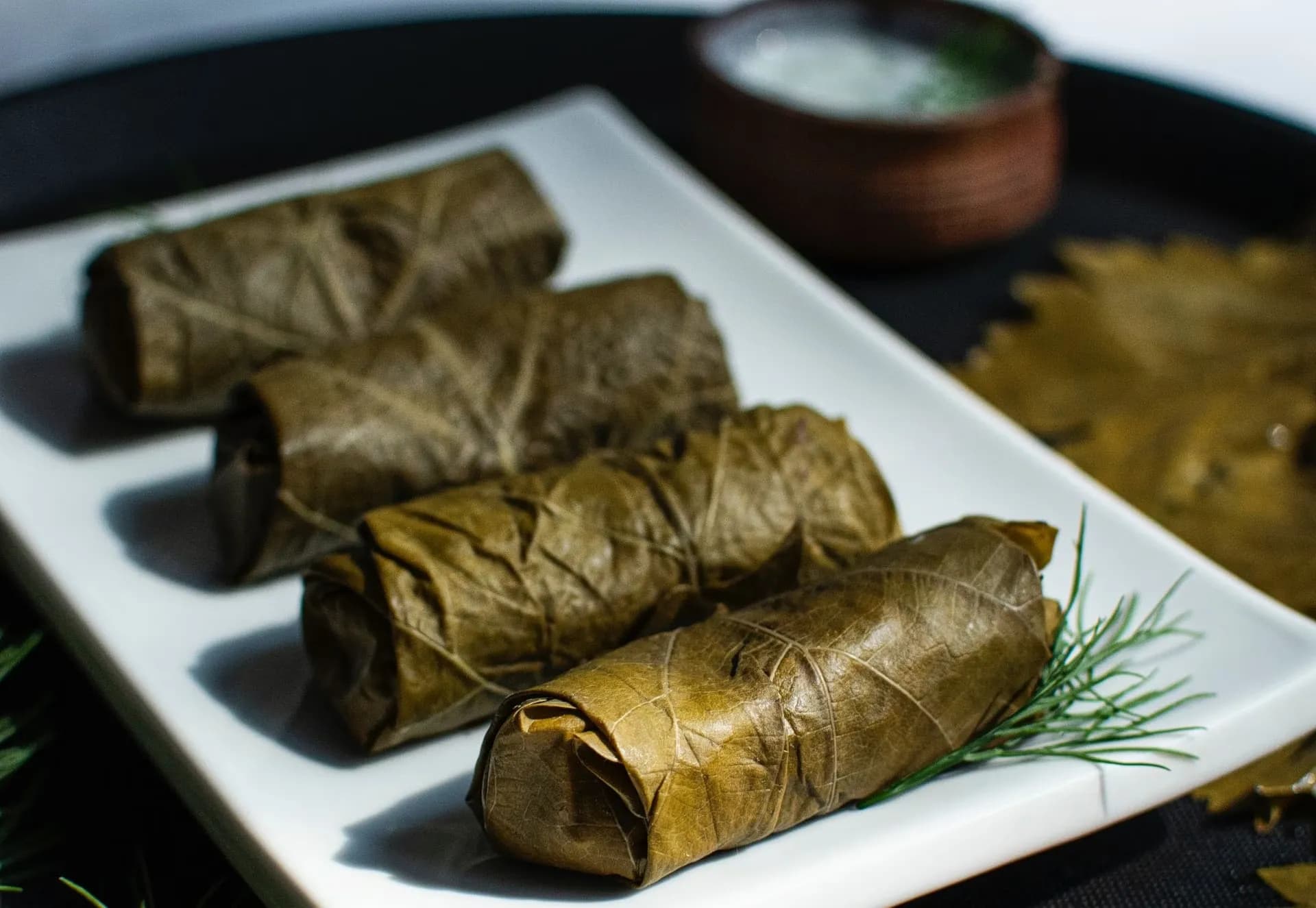 Η συνταγή για ντολμαδάκια γιαλαντζί με dressing γιαουρτιού