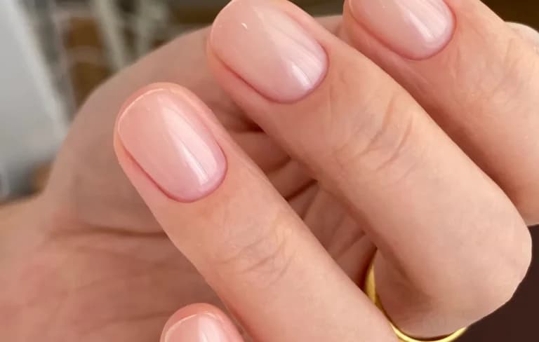 Τα Bubble Bath Nails κυριαρχούν στο φετινό μανικιούρ