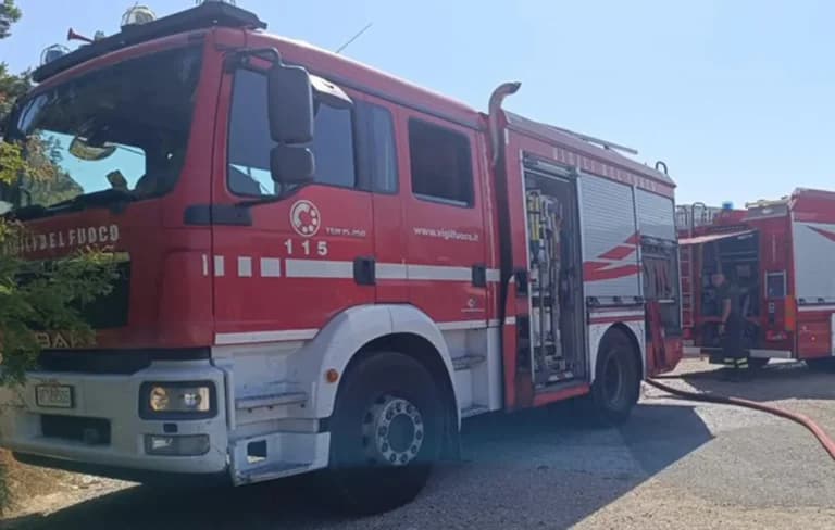 Η Ταορμίνα καίγεται: Μεγάλη φωτιά στη Σικελία απειλεί σπίτια