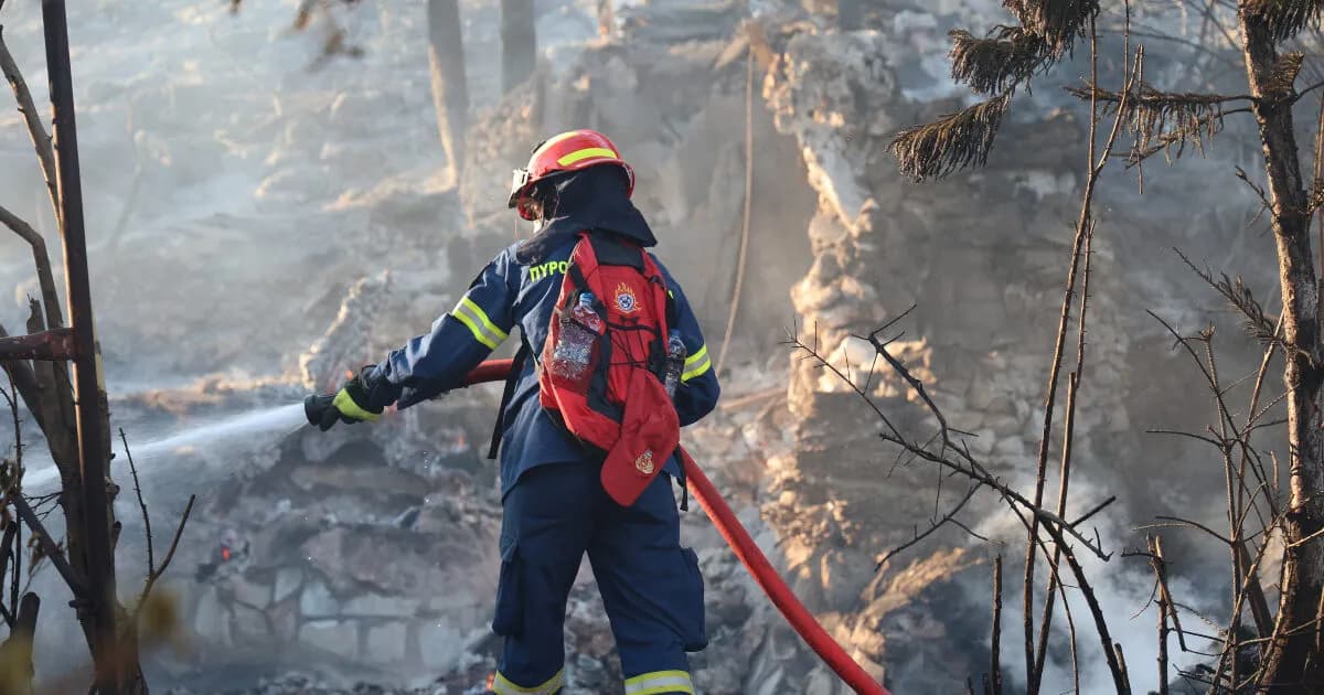 Η φωτιά στην Πηνεία Ηλείας κινητοποιεί την Πυροσβεστική
