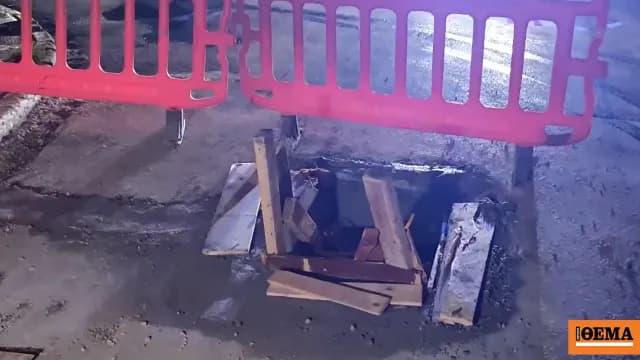 Τρύπα στην Ιερά Οδό μετά την πτώση φορτηγού σε φρεάτιο
