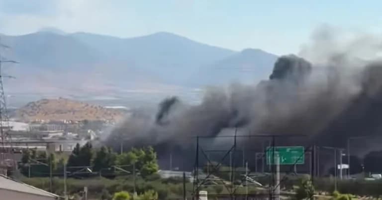 Φωτιά στη Μάνδρα: Ήχησε το 112 λόγω των καπνών στο Ξηροπήγαδο