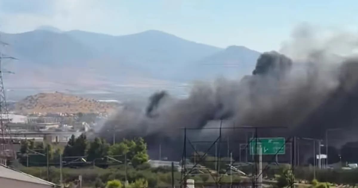 Φωτιά στη Μάνδρα: Ήχησε το 112 λόγω των καπνών στο Ξηροπήγαδο