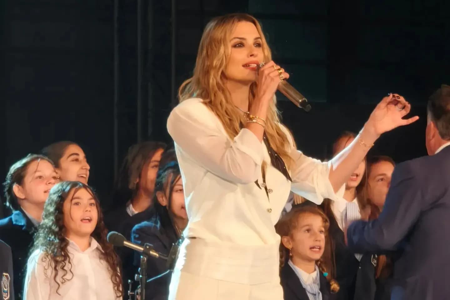 Η Κατερίνα Λιόλιου στη φιλανθρωπική συναυλία της Μητρόπολης Πειραιώς