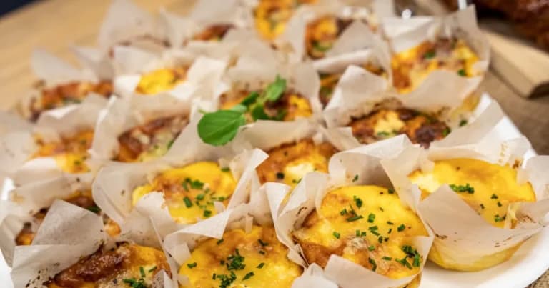 Οι mini frittatas με σπανάκι και ανθότυρο εντυπωσιάζουν