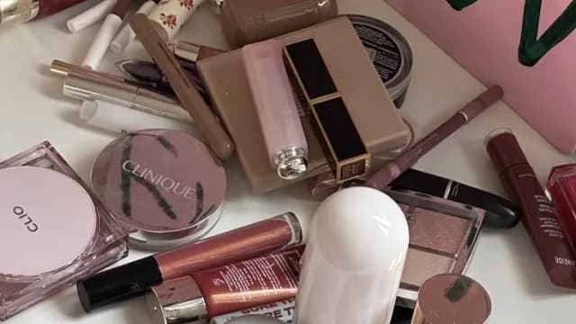 Το beauty decluttering: πώς να τακτοποιήσετε τη συλλογή σας