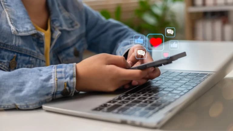 Παπαστεργίου: Ηλικιακό όριο 15 στα social media από 2027