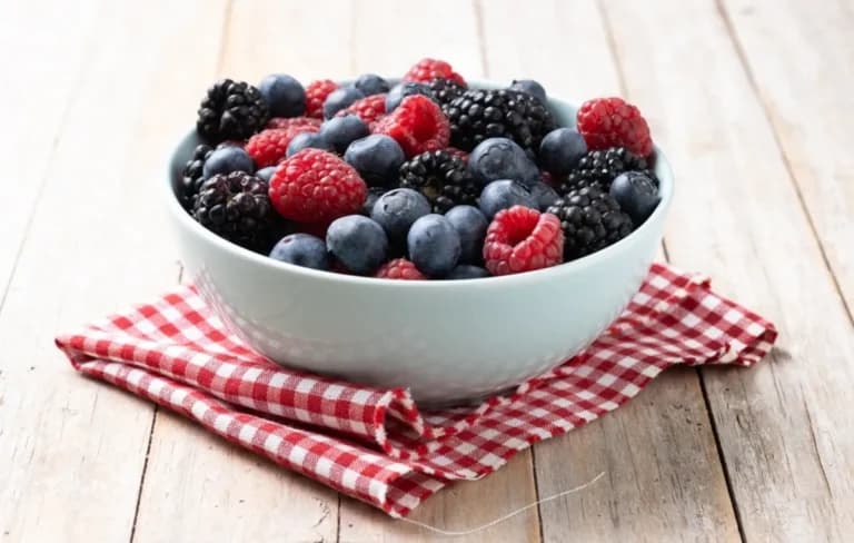 Σπιτικό γλυκό με berries για το πρωινό σου