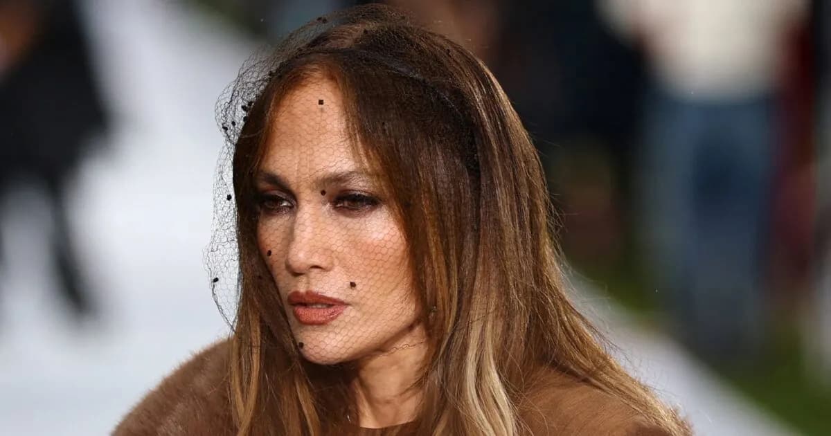 Η Τζένιφερ Λόπεζ αρνήθηκε να κλείσει την ομπρέλα της στο Παρίσι