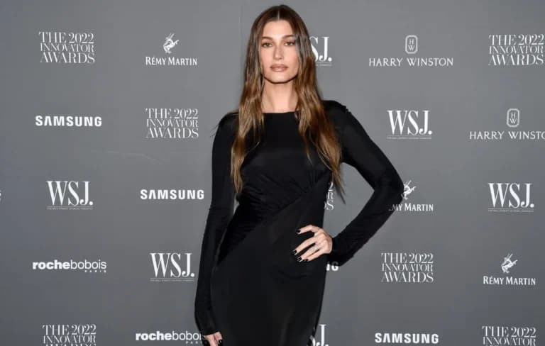 Η Hailey Bieber επαναφέρει το straight-leg τζιν στο προσκήνιο
