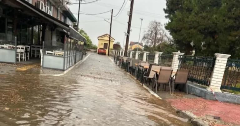 Σφοδρή καταιγίδα στον Βόλο: Πλημμύρισαν δρόμοι, χαλάζι