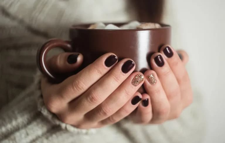 Chocolate Nails: Το σοκολατί manicure κυριαρχεί φέτος