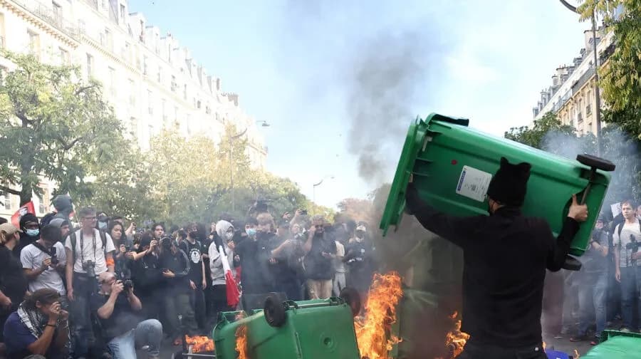 Η Γαλλία στις φλόγες: Μαζικές διαδηλώσεις μαθητών