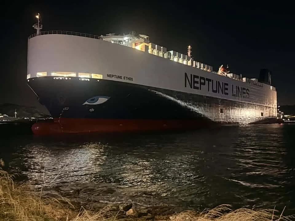 Προσάραξη πλοίου στη Σαλαμίνα: 36 άτομα στο Neptune Ethos