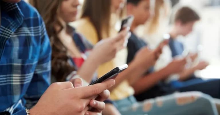 Το νέο όριο ηλικίας 15 ετών για ανηλίκους στα social media