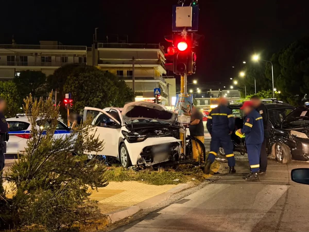 Σφοδρό τροχαίο στο Αγρίνιο: αυτοκίνητο καρφώθηκε σε σηματοδότη