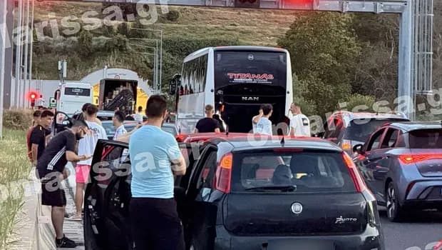 Συναγερμός στις σήραγγες των Τεμπών από καπνίζον αυτοκίνητο