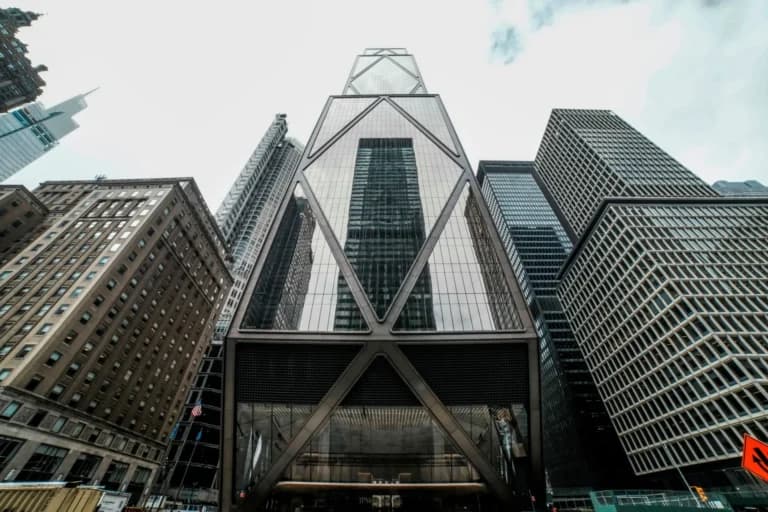 Τα deepfakes AI από το σκάνδαλο JPMorgan πλημμύρισαν το ίντερνετ