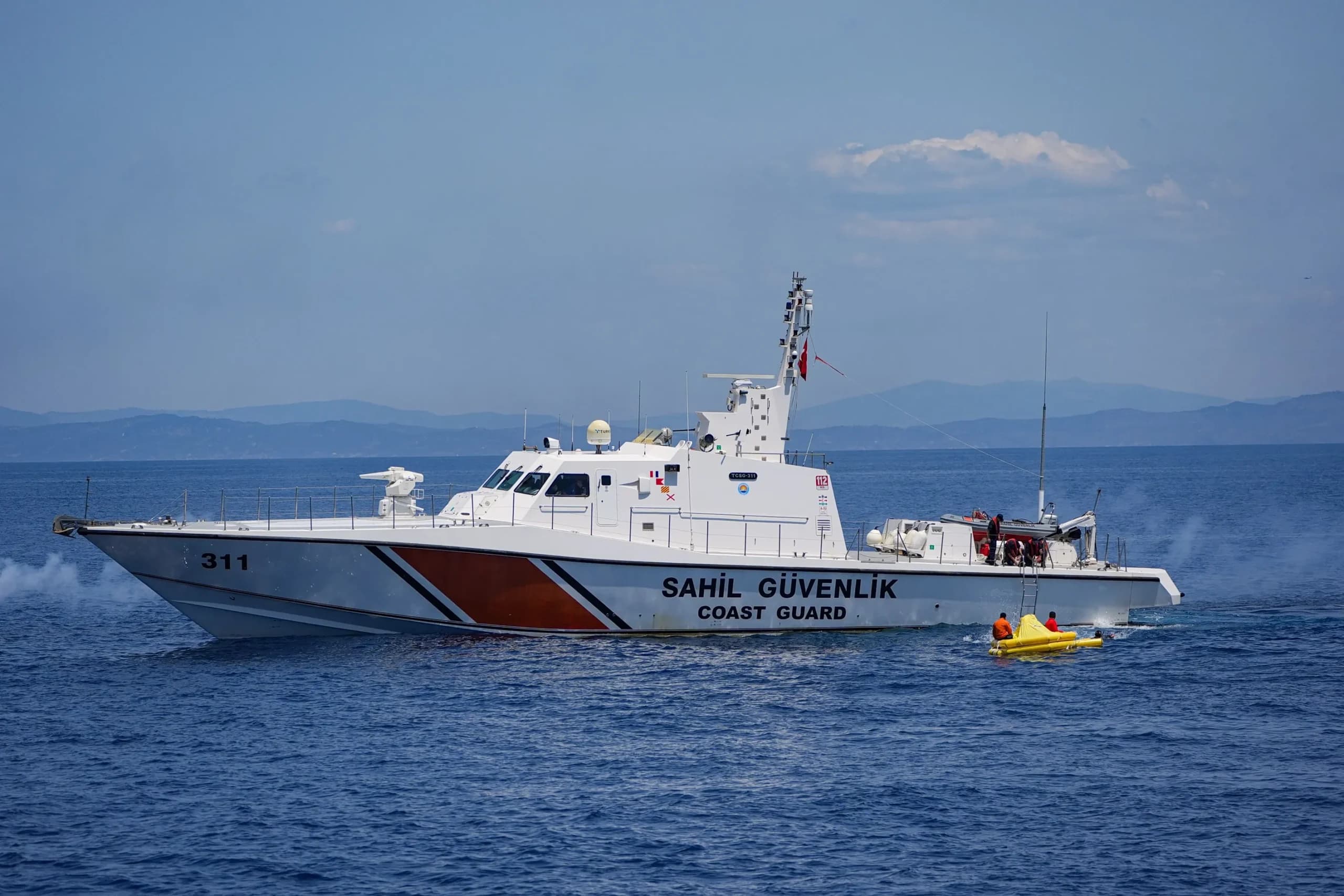 Τουρκική ακτοφυλακή στρέφει πολυβόλο σε ψαράδες στα Ίμια