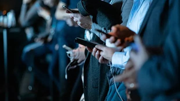 Το smartphone πίσω από την κατάρρευση των γεννήσεων