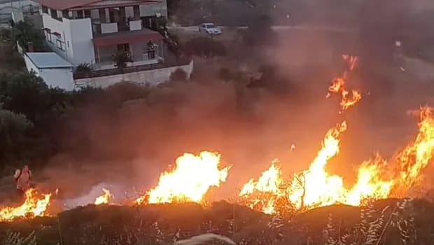 Φωτιά στη Λαυρεωτική από ρίψη φωτοβολίδας