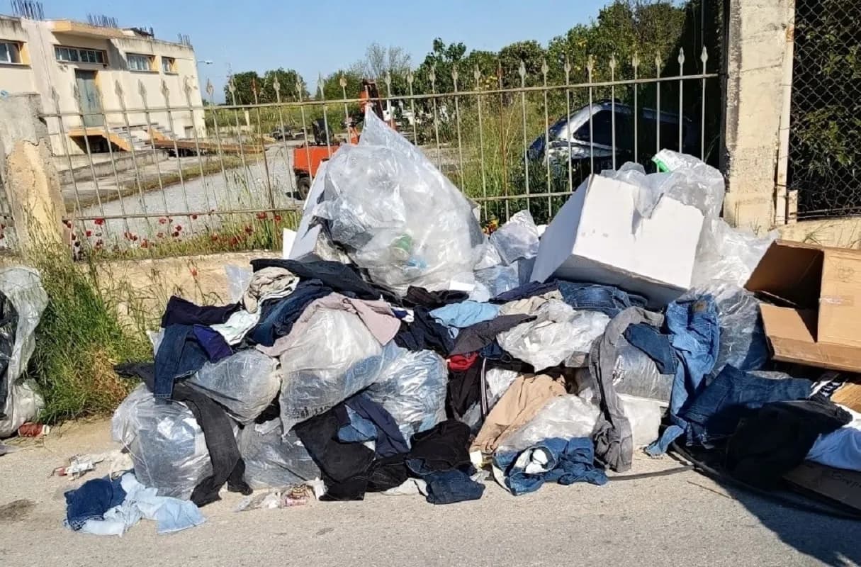 Ο Δήμος Θέρμης επέβαλε πρόστιμο 500 ευρώ για παράνομη απόρριψη ρούχων