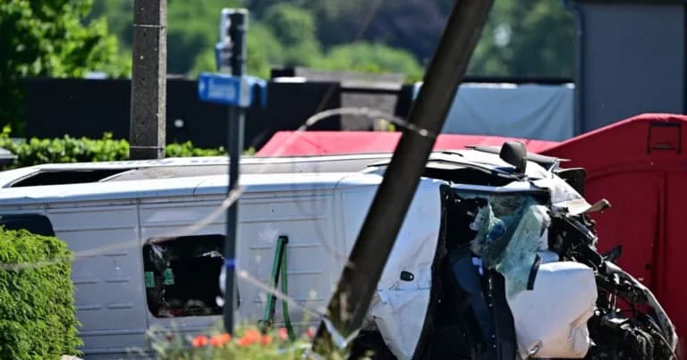 Τέσσερις νεκροί από σύγκρουση σχολικού με τρένο στο Βέλγιο