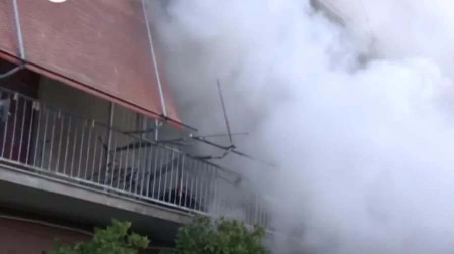 Μεγάλη φωτιά σε πολυκατοικία στη Δραπετσώνα