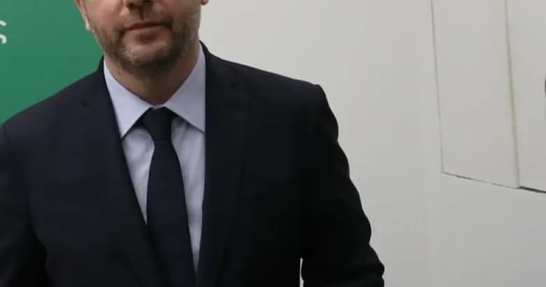 Ο Ανδρουλάκης και το ιδιωτικό χρέος: Η κυβέρνηση απαντά