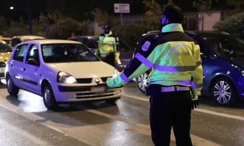 Σύλληψη 26χρονης στην Κόρινθο για κοινοποίηση μπλόκων τροχαίας