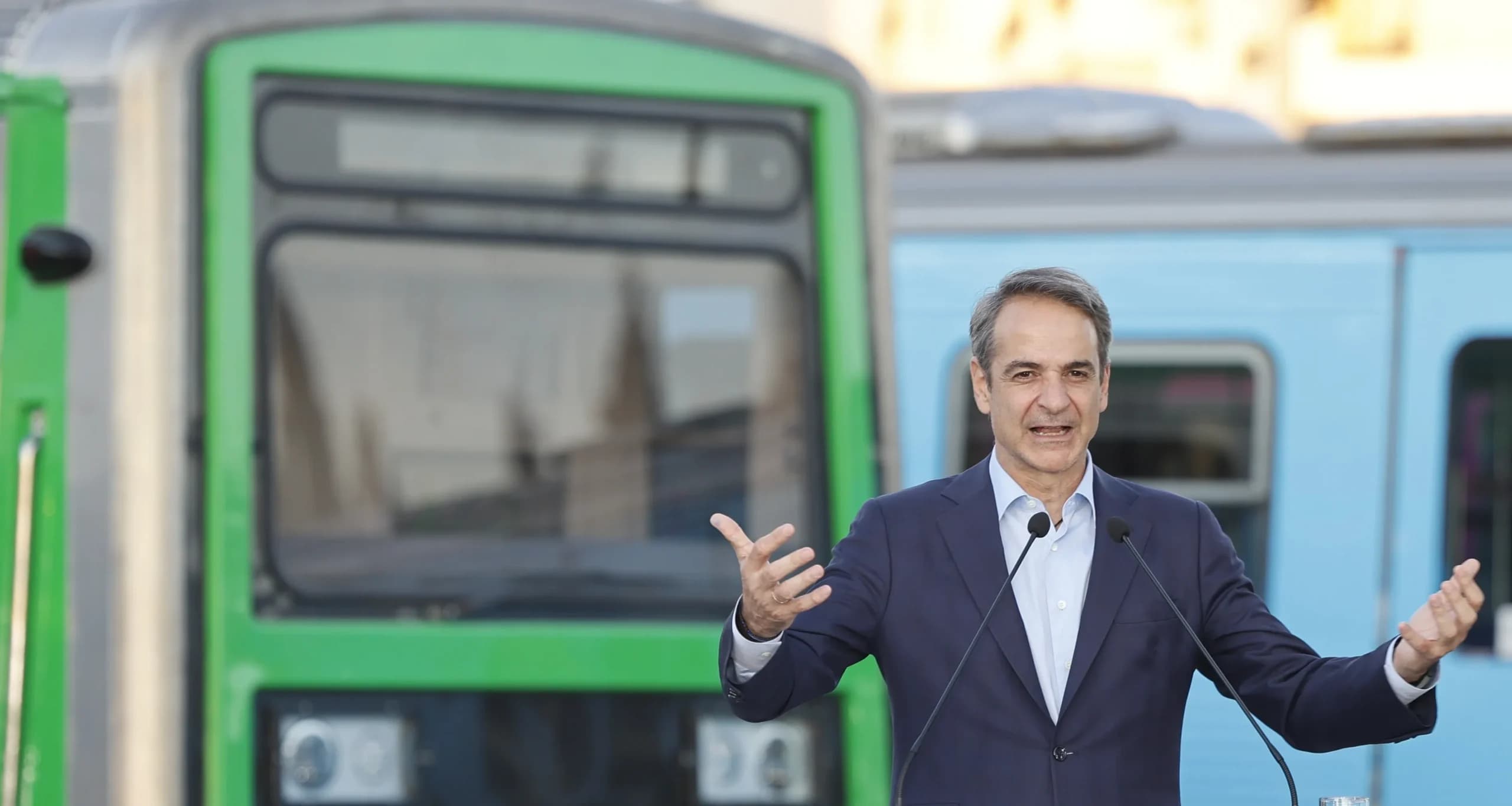 Ο Μητσοτάκης ανακοινώνει συλλογικές συμβάσεις στις συγκοινωνίες