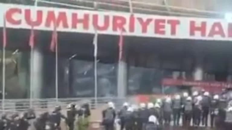 Χάος στην Άγκυρα: Η αστυνομία εισέβαλε στα γραφεία του CHP