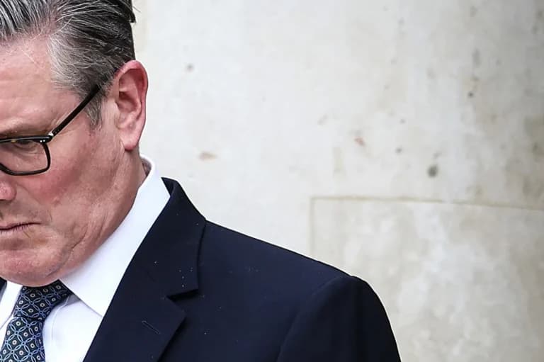 Ο Στάρμερ αρνείται παραίτηση καθώς 75+ βουλευτές εξεγείρονται