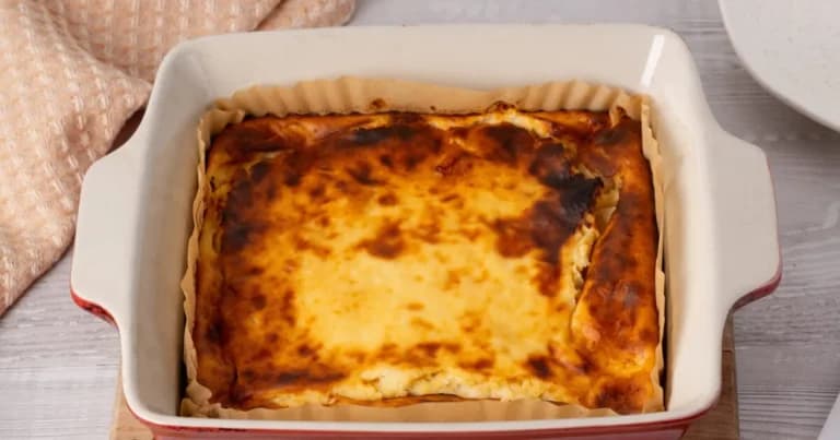 Η πρωτεϊνική τυρόπιτα χωρίς φύλλο με βρώμη