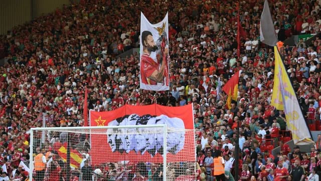 Ο Σαλάχ και ο Ρόμπερτσον αποχαιρετούν το Άνφιλντ