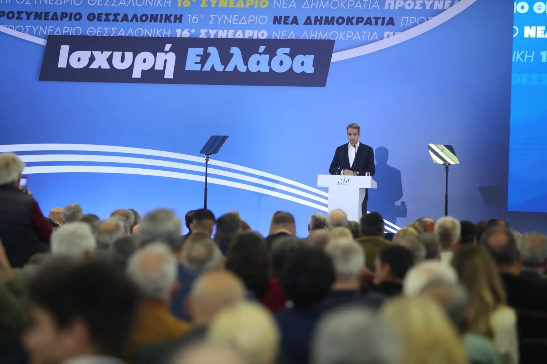 Ο Μαγιάρ κόβει μισθούς πολιτικής ελίτ στην Ουγγαρία
